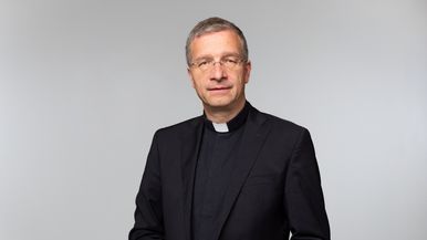 Beim Fuldaer Bischof Dr. Michael Gerber wurde gestern (30. Juni) eine Krebserkrankung diagnostiziert. „Wir sind dankbar, dass der Tumor frühzeitig erkannt wurde. Um nicht unnötig Zeit zu verlieren, soll er bereits am morgigen Mittwoch (2. Juli) entfernt werden“, teilte Generalvikar Dr. Martin Stanke heute mit. Foto: Bistum Fulda / Salih Usta 